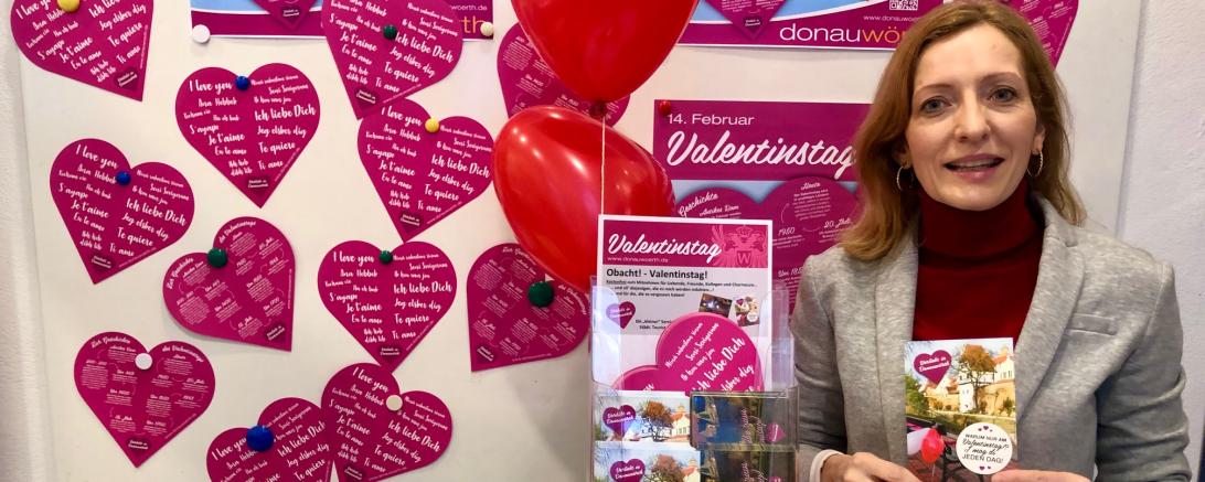 Das Bild zeigt die Flyer zur Aktion an einem Aktionsstand