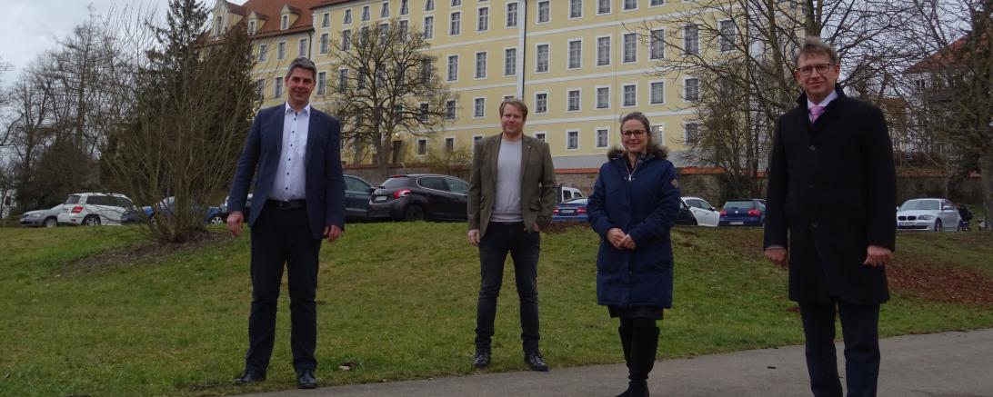 Das Bild zeigt von links nach rechts: Teamleitung Garten- und Landespflege Paul Buss, Abteilungsleitung Lydia Dorn, Fachbereichsleitung Gerhard Schappin, Landrat Stefan Rößle vor dem Kloster Heilig Kreuz