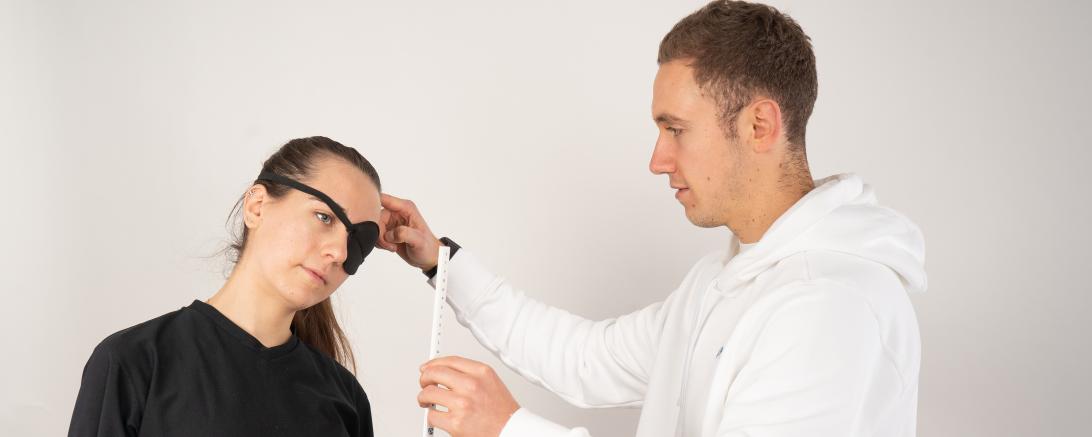 Auf dem Bild sieht man links, Jannik Schuster.