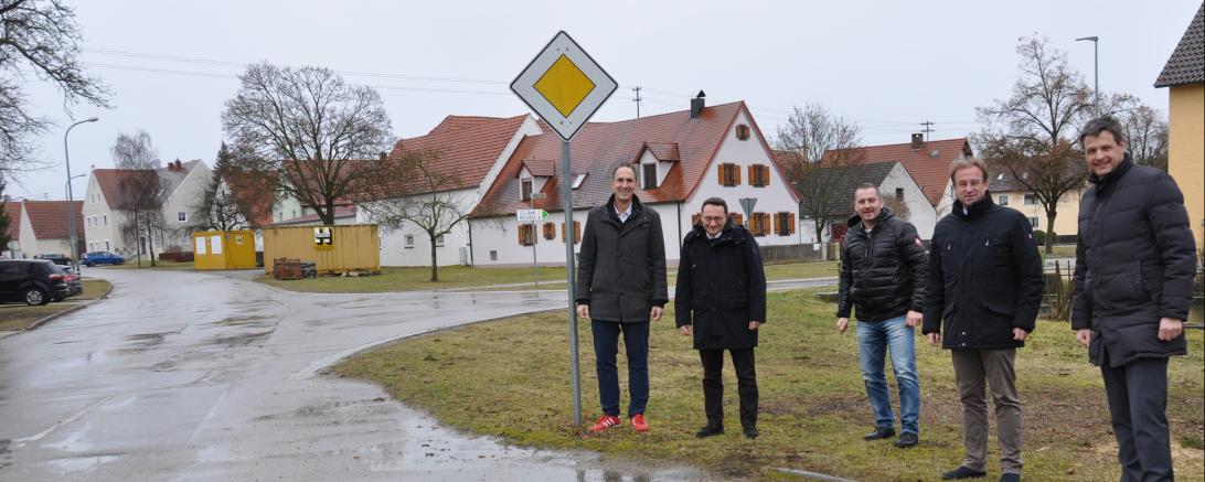 Der Ausbau der Hauptstraße mit diversen Platzgestaltungen in Alerheim als Dorferneuerungsprojekt kann beginnen. Amtsleiter Christian Kreye (r.) vom Amt für Ländliche Entwicklung Schwaben gab hierzu im Beisein der Bundestagsabgeordneten Christoph Schmid und Ulrich Lange, Bürgermeister Alexander Joas  und Landtagsabgeordneter Wolfgang Fackler „grünes Licht“ (von links).