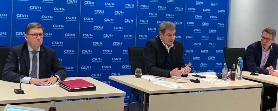 Landrat Stefan Rößle spricht beim Treffen mit Ministerpräsident Markus Söder und dem Generalsekretär der CSU Markus Blume die Probleme der Gesundheitsämter an.