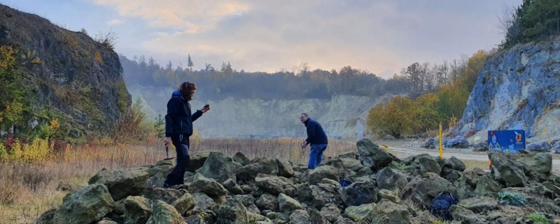 Auf dem Bild sieht man zwei Menschen auf Steinen.