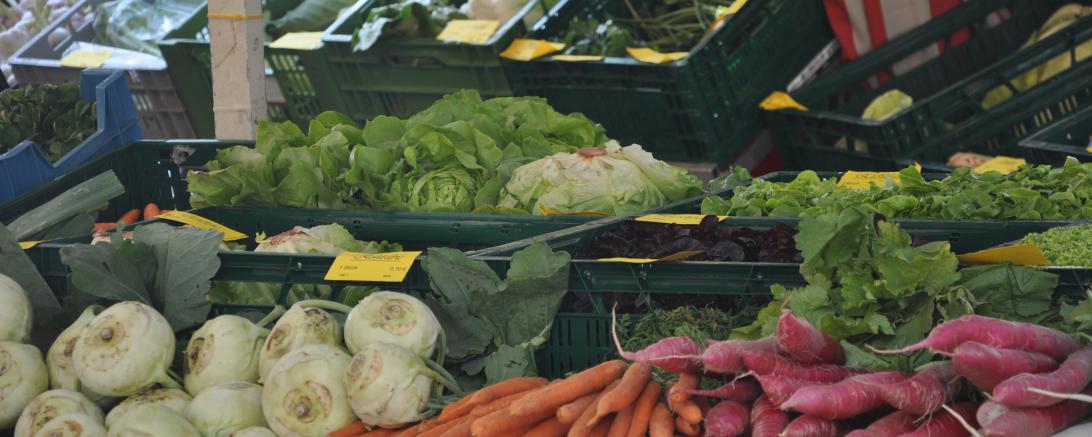 Auf dem Bild sieht man Gemüse auf Tischen.