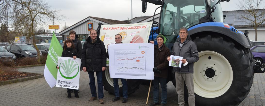 Karlheinz Götz, Kreisobmann BBV Donau-Ries (2. v. l.) und Michael Stiller, Geschäftsführer BBV Donauwörth (r.) mit Betreiber*innen landwirtschaftlicher Betriebe im Landkreis Donau-Ries bei der Kundgebung auf dem Aldi-Parkplatz in Donauwörth. 