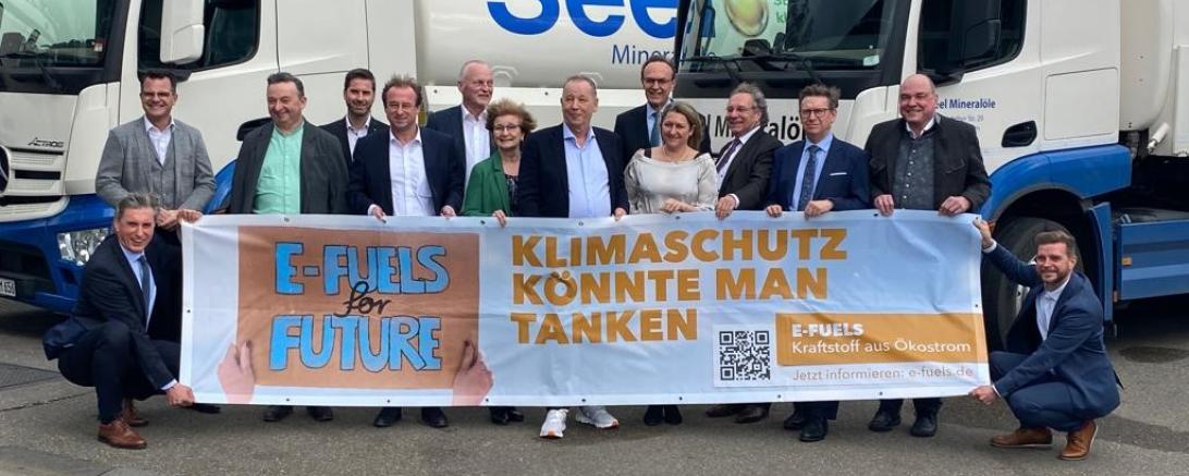 Auf dem Bild zu sehen (von links): Dirk Arne Kurth, Bundesgeschäftsführer UNITI, OB Donauwörth Jürgen Sorre , Kreis-und Bezirksrat und Umweltreferent des Regierungsbezirks Schwaben Albert Riedelsheimer, Matthias Koch Sparkasse Donauwörth, MdL Wolfgang Fackler, Kreisrat Dr. Andreas Becker , Ursula Kneissl-Eder, Kreisrätin und stellv. Landrätin, Unternehmer Manfred Seel mit Frau Ilona, Sparkassendirektor und Vorstandsvorsitzender Sparkasse Donauwörth Johann Natzer, MdB Klaus Ernst, Landrat Stefan Rössle, Pete