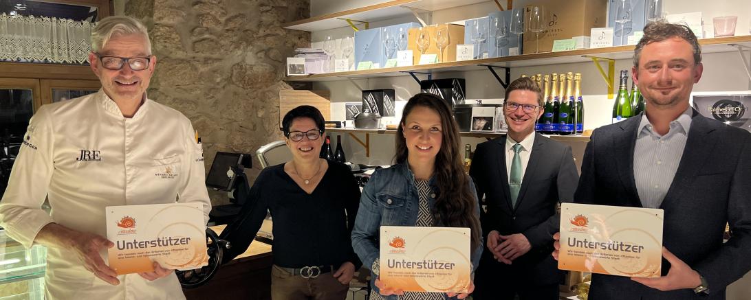 Das Bild zeigt v.l.: Jockl Kaiser (Meyers Keller), Susanne Vierkorn (Stadtmarketingverein Nördlingen ist’s wert), Sarah Eberhardt (Ohne Umweg), Oberbürgermeister David Wittner, Matthias Thienel (Destilla GmbH)