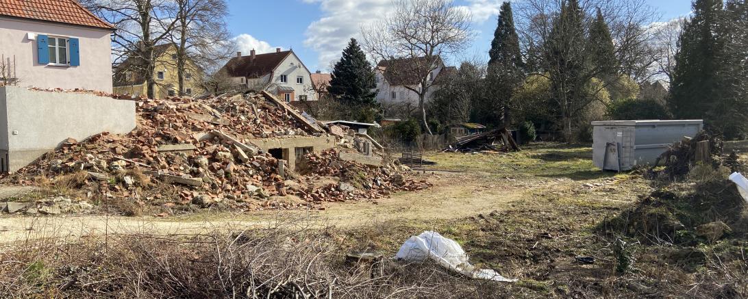Brachfläche Zeitblomweg 7 mit Schutthaufen