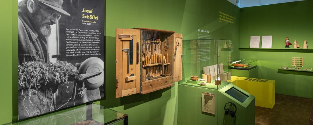 Blick in die Ausstellung „Heinz hört auf! Von Drechslern, Schreinern und einem Neuanfang“ im Museum Oberschönenfeld.