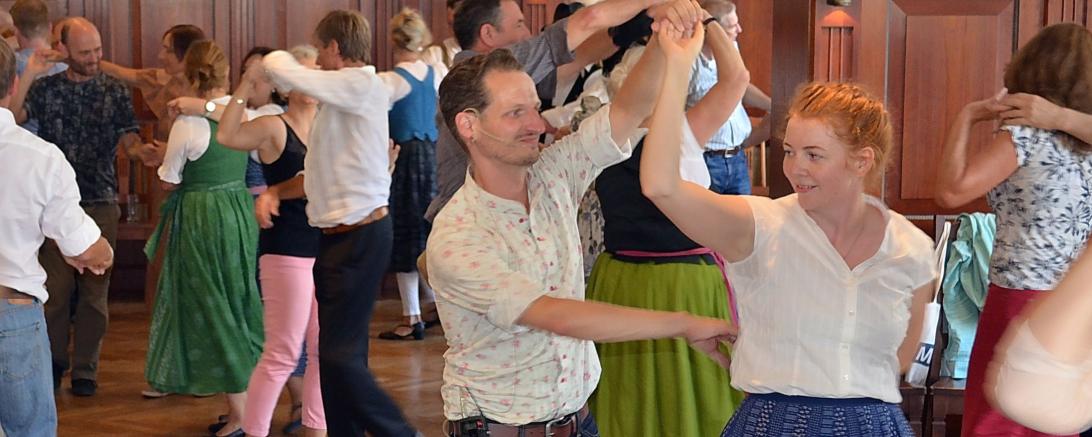 Nach zwei Jahren Corona-Pause startet die Beratungsstelle für Volksmusik des Bezirks Schwaben heuer wieder die Tanzsaison. 