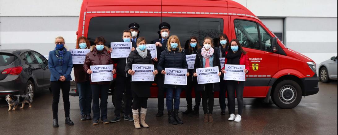 Die Gewinnerinnen und Gewinner der Sonderausschüttung der OeTTINGER Mitarbeiterförderung aus dem Betriebsteil Nord mit Brauerei-Chefin Pia Kollmar (links).