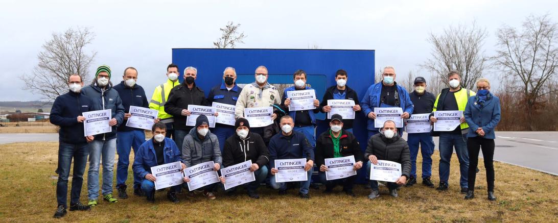 Die im Betriebsteil Süd beschäftigten Gewinner trafen sich mit Brauerei-Chefin Pia Kollmar (rechts) separat „am blauen Kasten“.