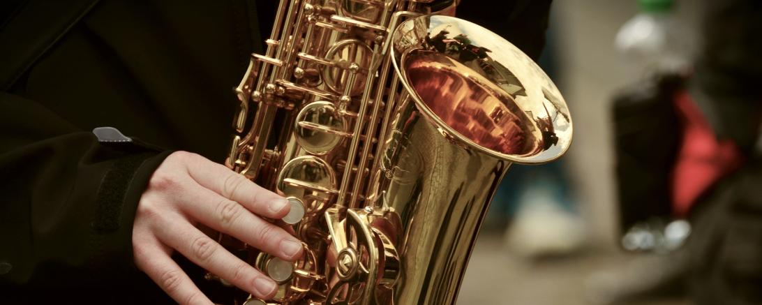 Das Bild zeigt ein Saxophon. 