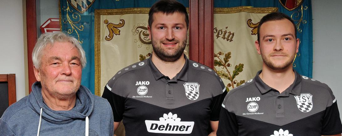 Das Bild zeigt von links: Der bisherige Abteilungsleiter Alexander Schroder, Niko Schröttle und Michael Haid, die gemeinsam zukünftig die Fußballabteilung leiten.