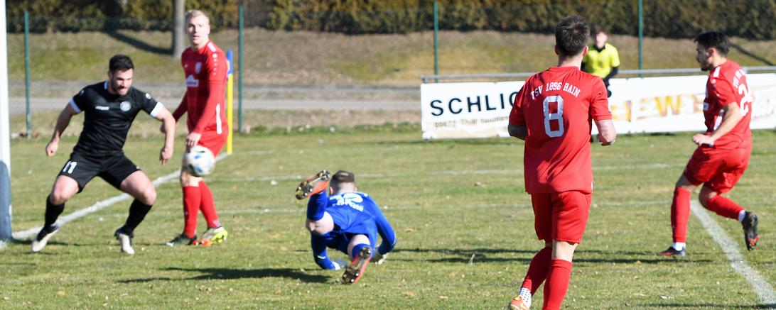 Spielszene eines Fußballspiels, Rains Arif Ekin trifft