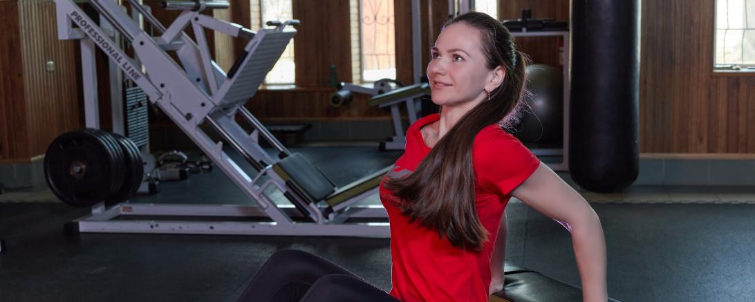 Frau trainiert im Fitnessstudio