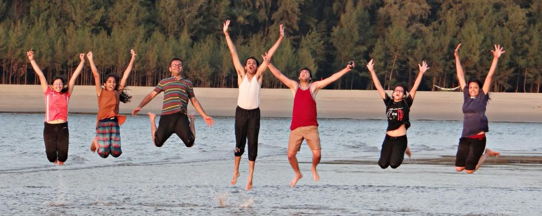 Jugendliche springen. 