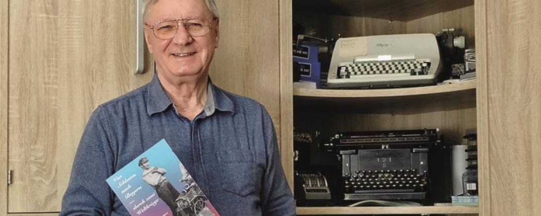 Das Bild zeigt Autor Harald Metz mit seiner Neuveröffentlichung.