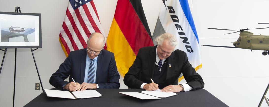Torbjorn (Turbo) Sjogren, Vice President, Boeing Global Services, International Government & Defence und Wolfgang Schoder, Geschäftsführer von Airbus Helicopters in Deutschland, unterzeichnen die Absichtserklärung in Philadelphia.