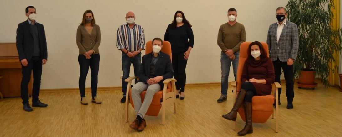 Das Bild zeigt von links: Johannes Beck (Diakonie), Julia Wilhelm (St. Michaelsapotheke), Günter Lämmermeier, Thomas Heydecker (Sparkasse), Stefanie Joas-Kirchdörfer (Autohaus), Werner Beck (Jeld-Wen - Betriebsrat), Angelika Kohnle (Diakonie), Wolfgang Oswald (Jeld-Wen)