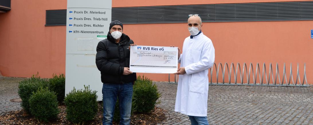 Das Bild zeigt Bauunternehmer Robert Meyer (links im Bild) und Dr. Thomas Klaus Schmitt (rechts).