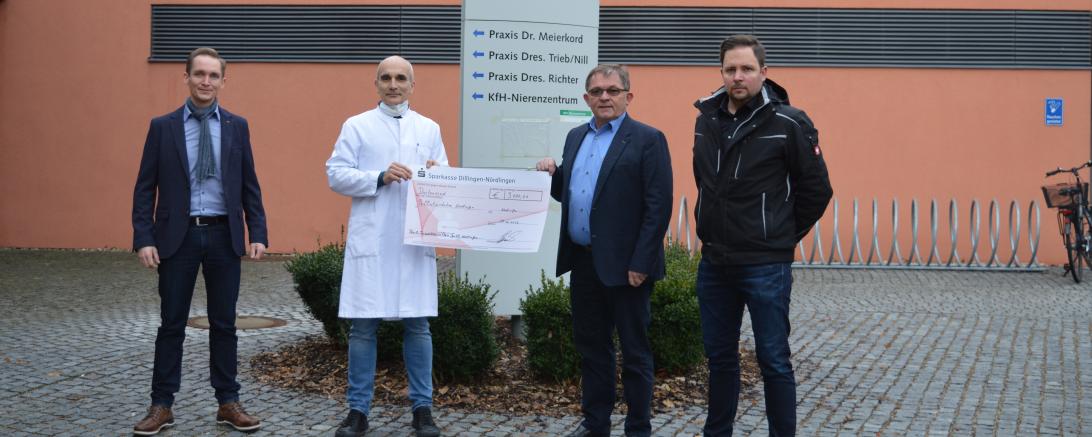 Zu sehen ist die Übergabe des Schecks vor dem Nördlinger Krankenhaus.