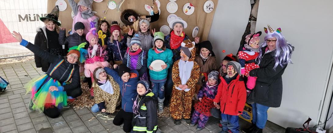 Stolz präsentieren die wilden Tiere ihre Faschingsdekoration im Blossenauer Kräuterhäusl.
