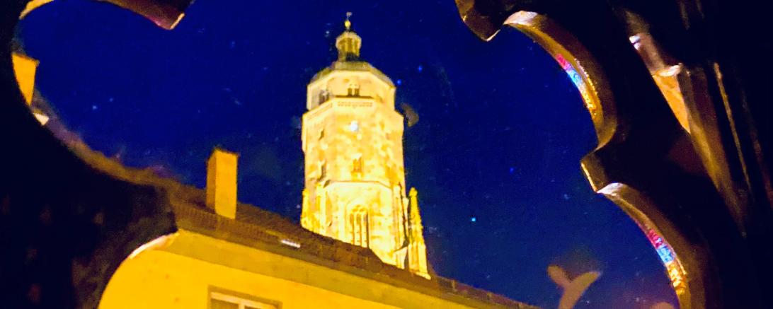 Bild des hell beleuchteten Daniels in Nördlingen.