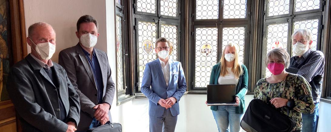 Die Stadt Nördlingen stattet den Ausschuss evangelische Altersarbeit mit vier Laptops aus, um Senioren an die Internetnutzung heranzuführen.