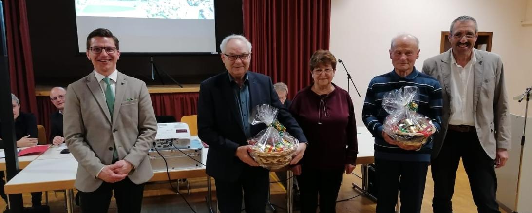 Das Bild zeigt Bürgermeister Wittner, Ortssprecher Thomas Mittring und die drei Geehrten.