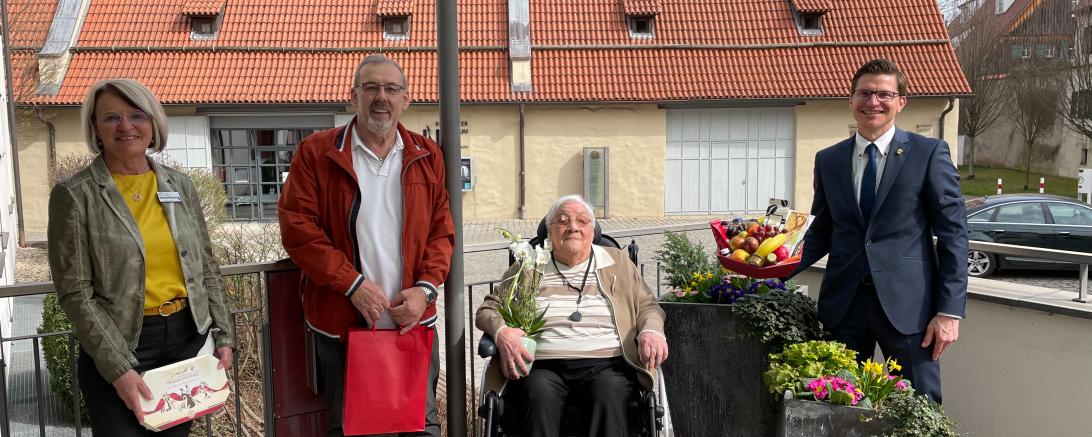 Das Bild zeigtWaltraud Dollmann (vertretende Heimleitung Bürgerheim), Wolfgang Wittmann (Sohn), Helene Wittmann (Jubilarin) und Oberbürgermeister David Wittner