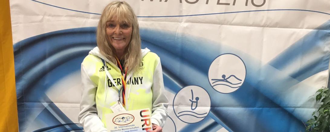 Das Bild zeigt Claudia Koch mit ihrer Siegerurkunde.