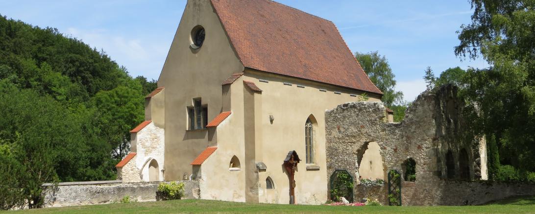 Zu sehen ist die Kirche St. Peter in Christgarten.