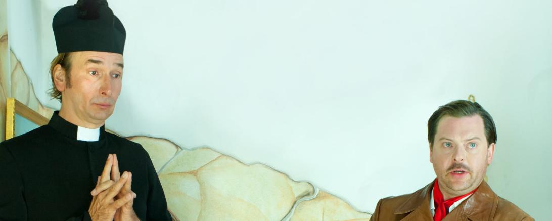 Zu sehen ist ein Ausschnitt der Aufführung "Don Camillo zu Dritt".