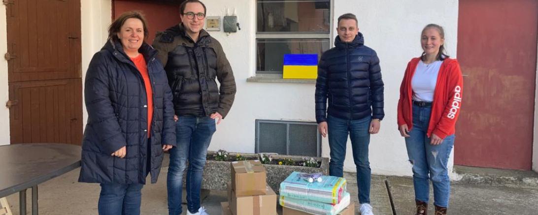 Zu sehen ist die Übergabe der Pakete für die Ukraine. 