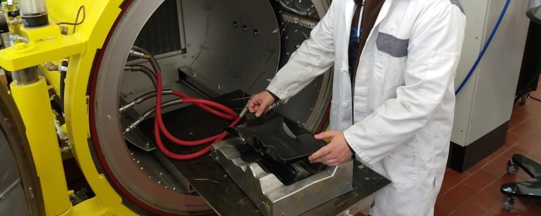 Bild zeigt Mann, der mit technischem Gerät arbeitet.