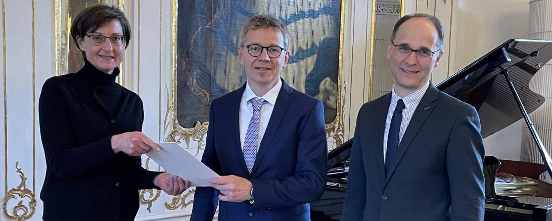 Übergabe der Bestellungs-Urkunde an Gerhard Kilian.