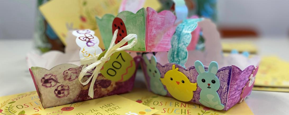 Zu sehen ist ein fertig bemaltes Osterkörbchen.