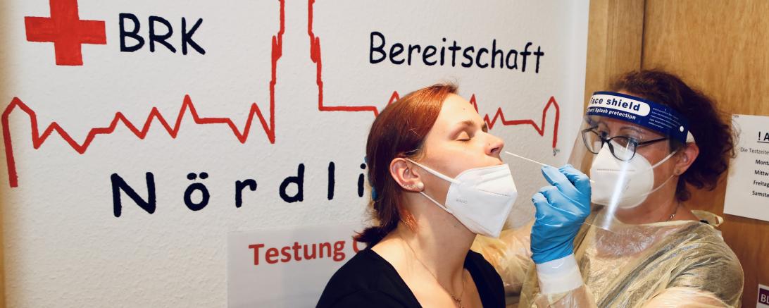 Zu sehen ist, wie bei einer Frau ein Schnelltest durchgeführt wird. 