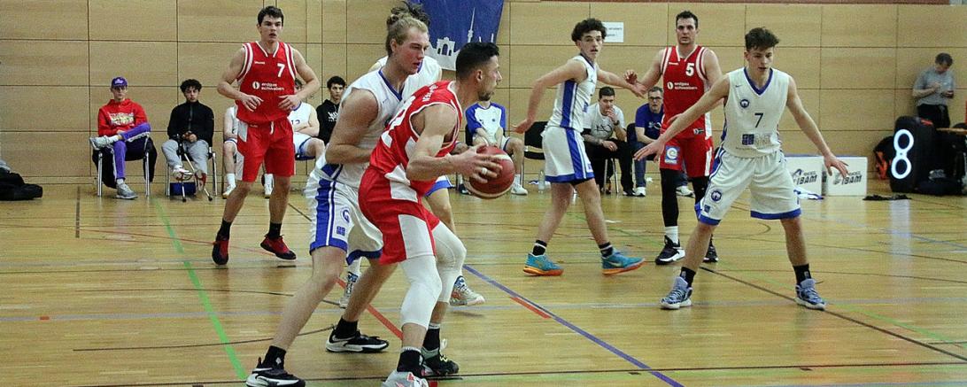 Das Bild zeigt ein Basektballspiel.