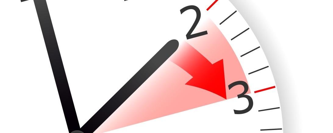 Zu sehen ist eine Uhr, deren Stundenzeiger von 2 zu 3 verschoben wird.