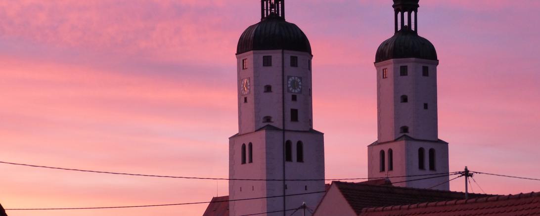 Sonnenuntergang hinter der Wemdinger Kirche.