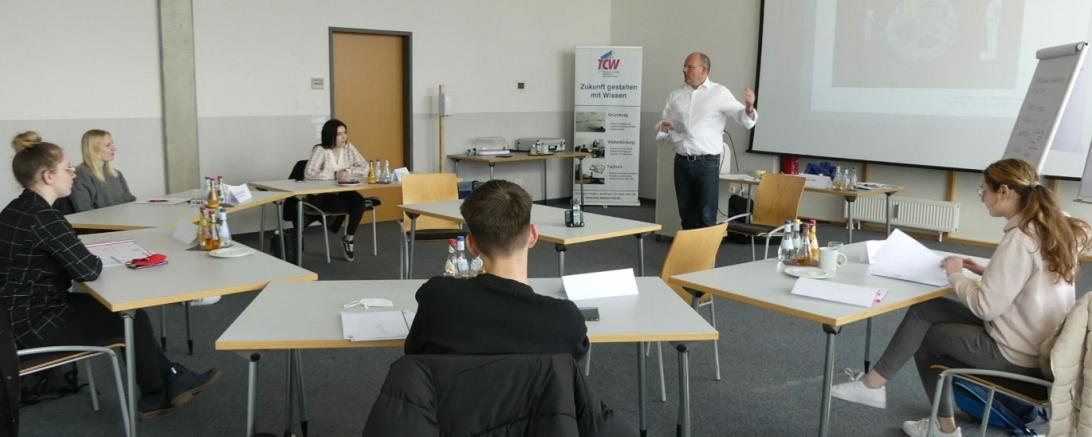 Das Bild zeigt Teilnehmer*innen und Trainer Joachim Auer beim Präsenz-Seminar „Telefontraining für Auszubildende“