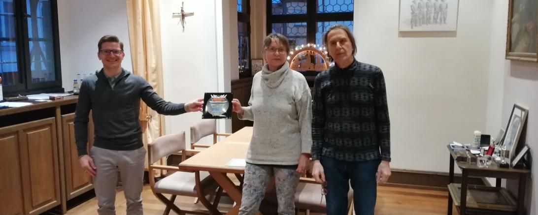 Die Übergabe der Emailletafel in Nördlingen.