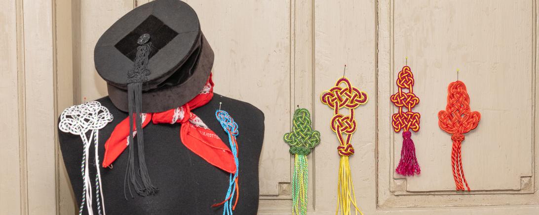 Das Bild zeigt Knöpfe von Rieser Mustertrachten.