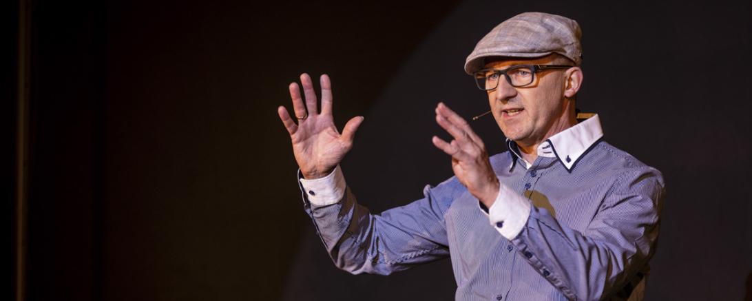 Das Bild zeigt Bernhard Beise beim Speaker Slam.