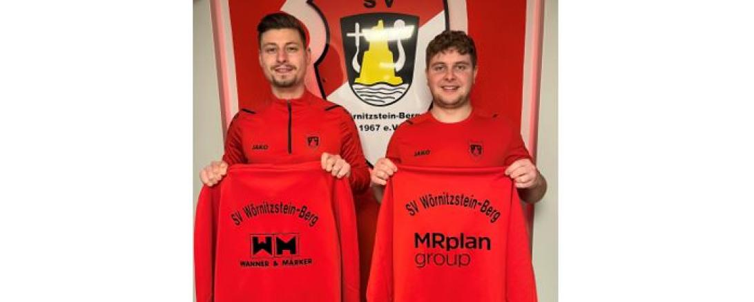 Oliver Wanner (l.) und Lukas Humbauer präsentieren die neuen Trainingsoutfits des SV Wörnitzstein-Berg. 