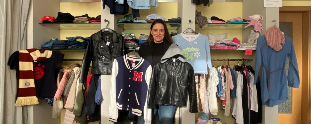 Das Bild zeigt Isabelle Elsässer (Leitung Kleiderladen Donauwörth)