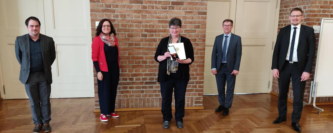 Brigitte Lehenberger auf einem Gruppenfoto mit dem Bundesverdienstkreuz 