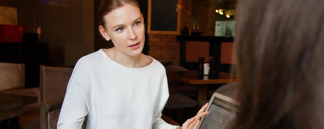 Eine Frau berät eine weitere Person.