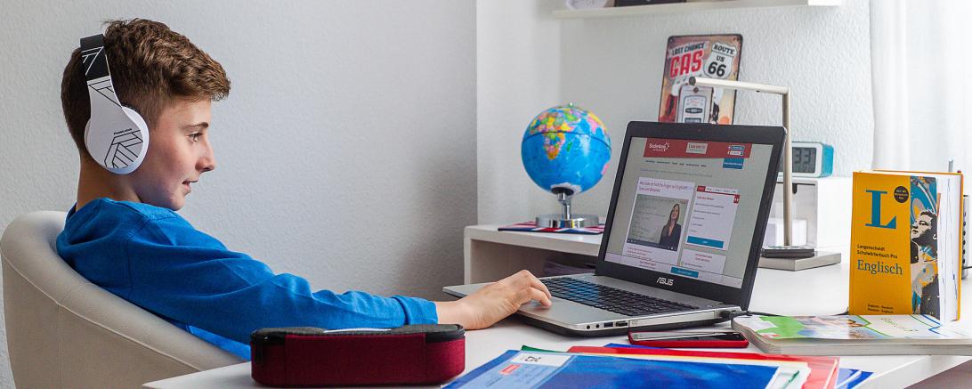 Junge nimmt mit Laptop an Online-Kurs teil